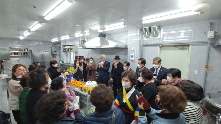 교회 주방 공사 축하 케익 및 교회 청소...