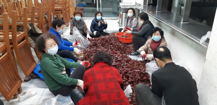 교회 고추 다듬기 - 20200222 